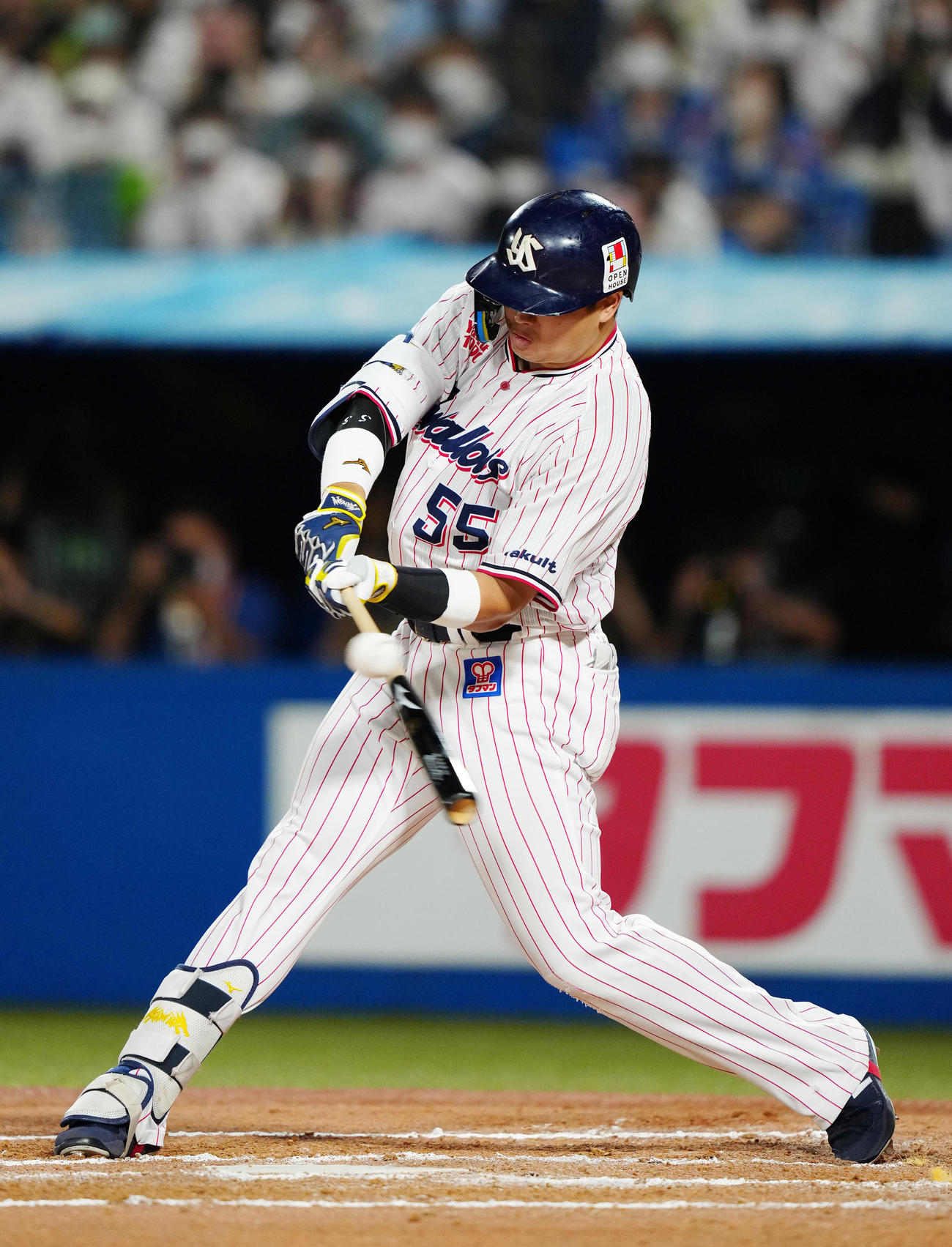 ヤクルト対DeNA 6回裏ヤクルト2死、空振り三振に倒れる村上（撮影・江口和貴）