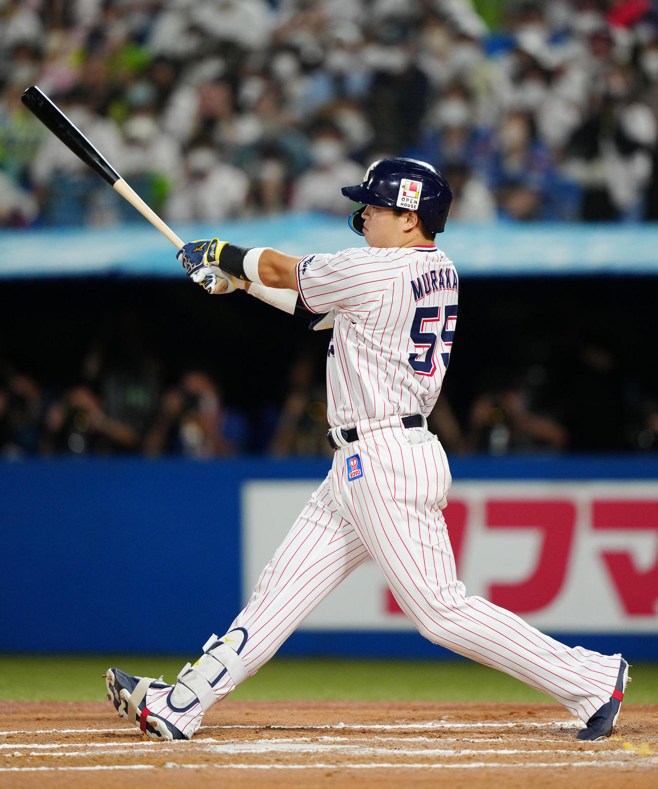 ヤクルト対DeNA 6回裏ヤクルト2死、空振り三振に倒れる村上（撮影・江口和貴）