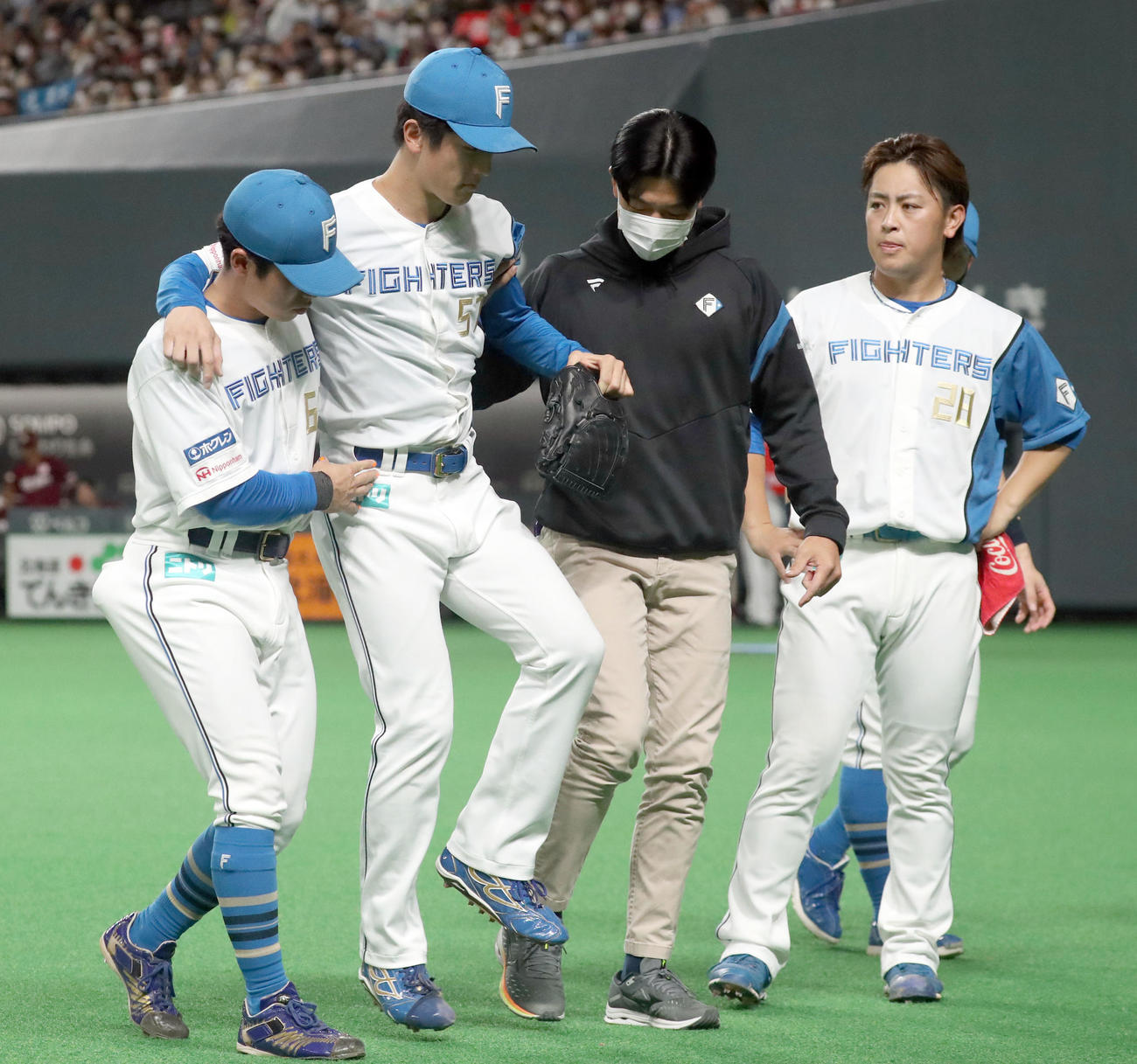 日本ハム対楽天　7回表を無失点に抑えるも左足をかばいながらベンチに戻る北山（左から2人目）（撮影・佐藤翔太）