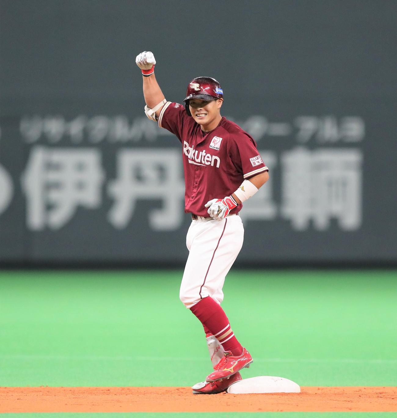 5回表楽天1死二塁、先制の左越え適時二塁打を放ちガッツポーズの山崎剛（撮影・黒川智章）