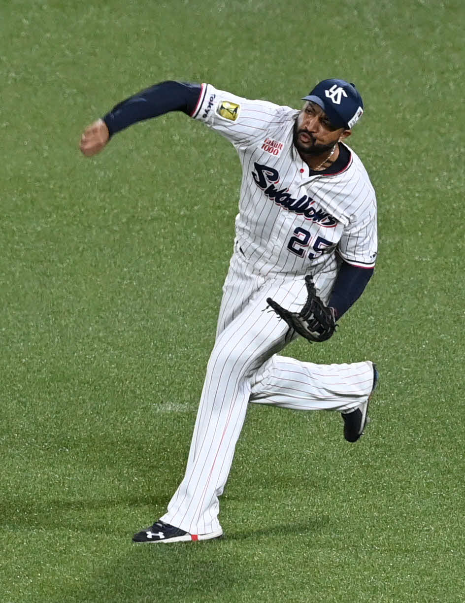 8回表DeNA1死二塁、佐野の右飛を捕球し内野へ返球するサンタナ（撮影・山崎安昭）
