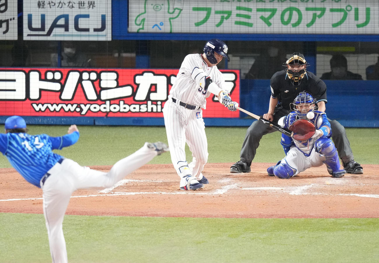 8回裏ヤクルト2死、左飛に倒れる村上。投手伊勢（撮影・鈴木みどり）