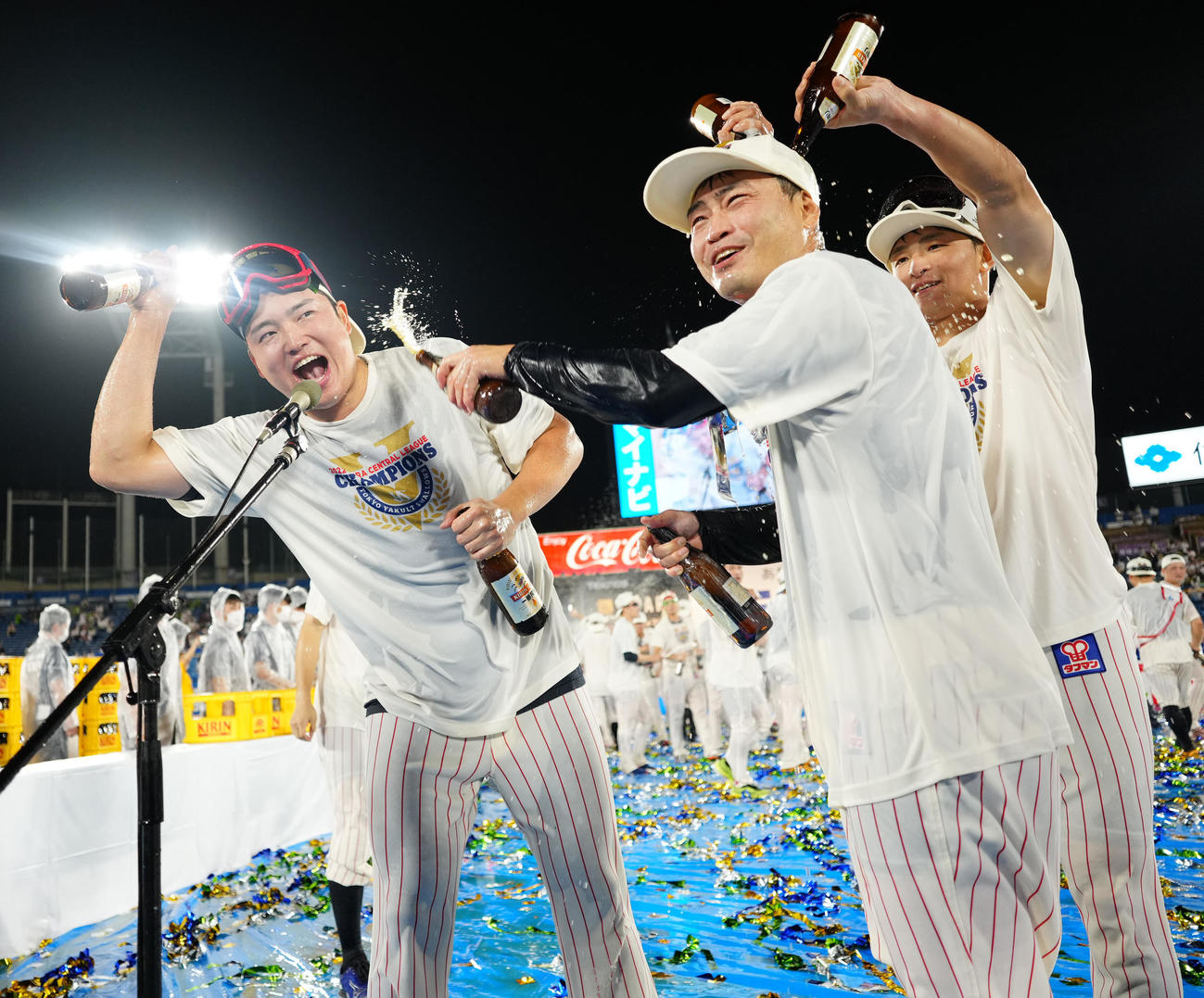 祝勝会でビールをかけ合う、左からヤクルト村上、青木、宮本（撮影・江口和貴）