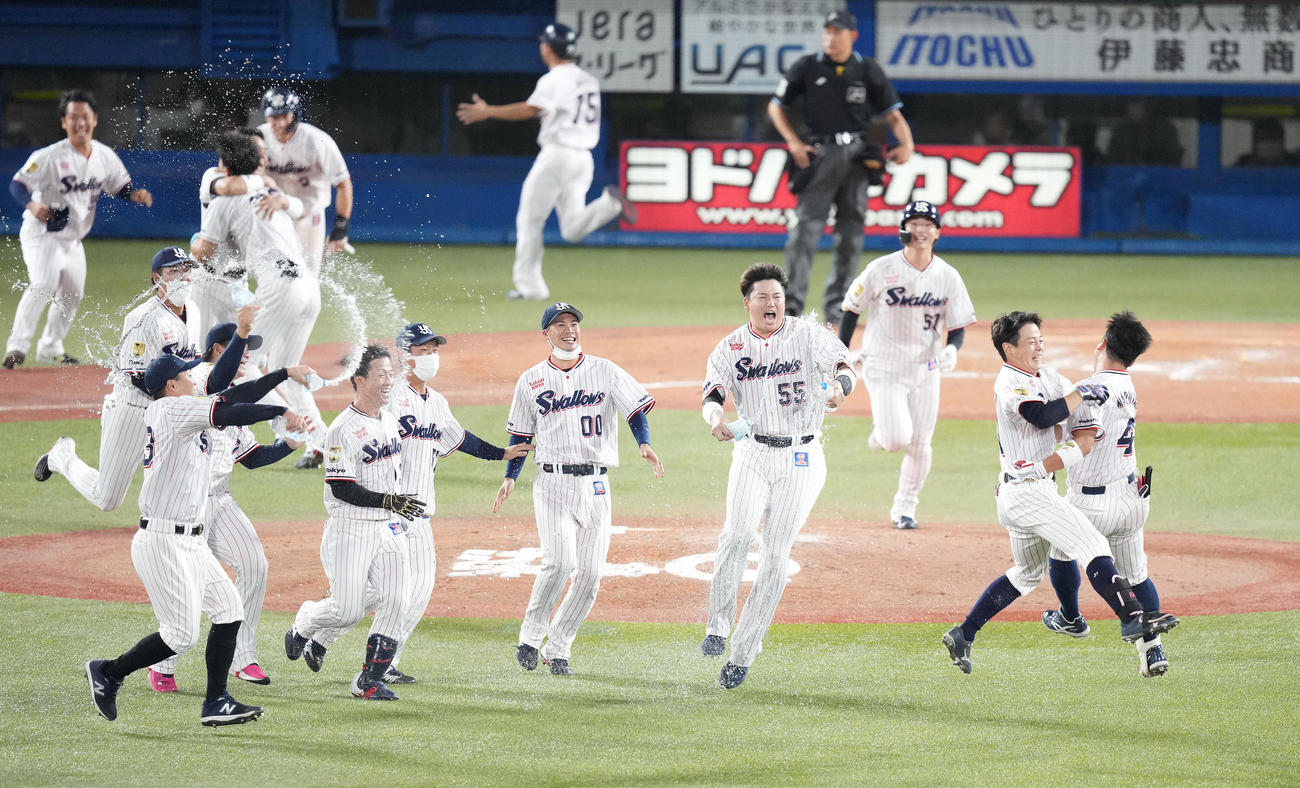 ヤクルト対DeNA　丸山（右）のサヨナラ打ででセ・リーグ連覇を決め、喜ぶ村上（右から4人目）らヤクルトナイン（撮影・鈴木みどり）