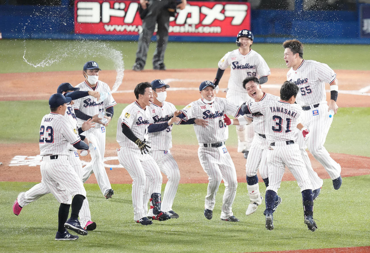 ヤクルト対DeNA　サヨナラ勝ちでセ・リーグ連覇を決め、喜ぶ村上（右）らヤクルトナイン（撮影・鈴木みどり）