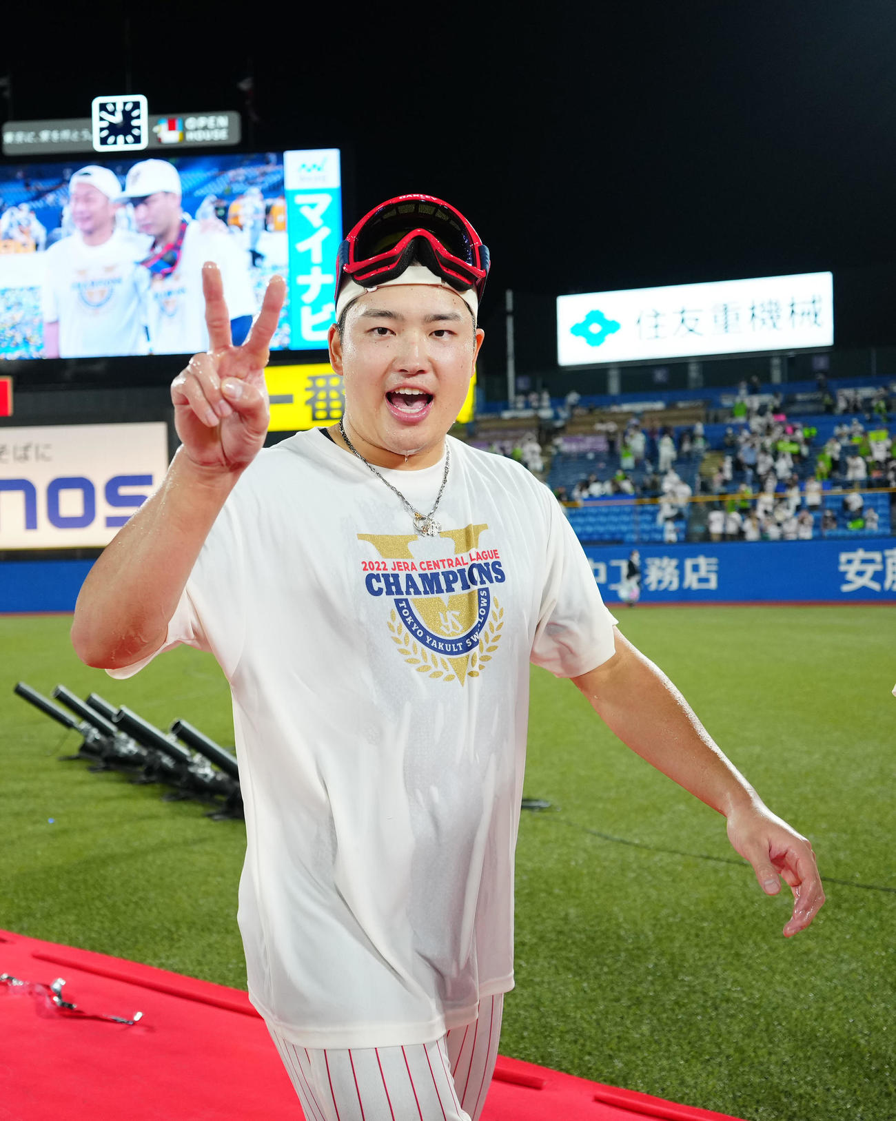 ヤクルト対DeNA　祝勝会を終え、ピースサインを見せるヤクルト村上（撮影・江口和貴）
