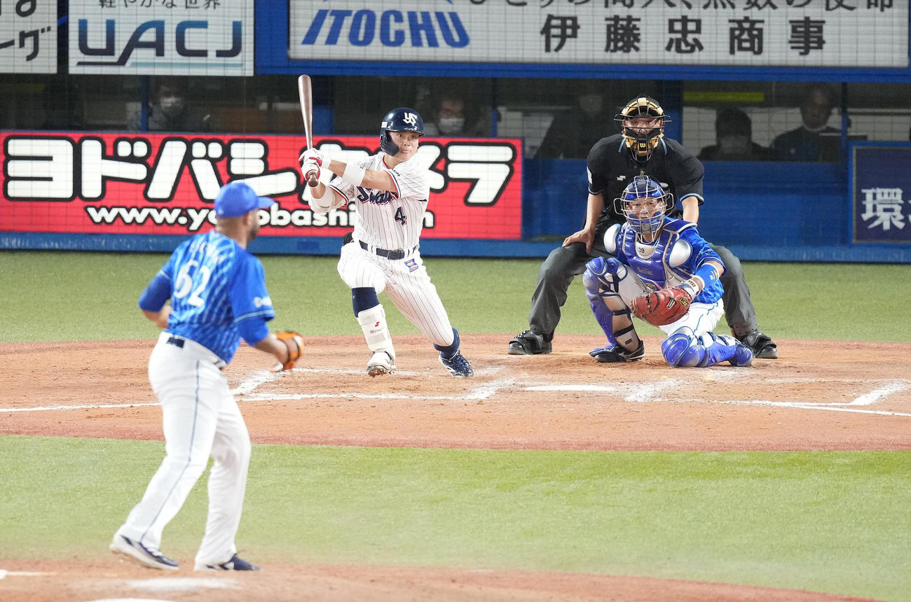 ヤクルト対DeNA 9回裏ヤクルト1死二塁、サヨナラ打を放つ丸山。投手エスコバー（撮影・鈴木みどり）