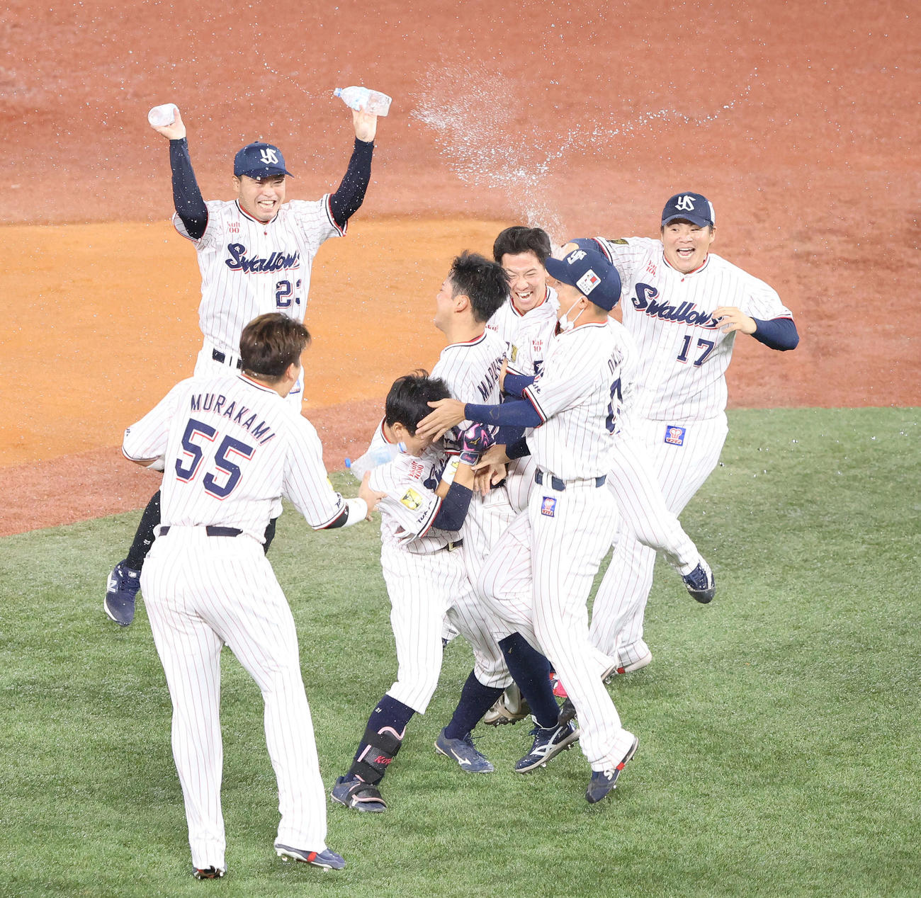 ヤクルト対DeNA　セ・リーグ優勝を決め、サヨナラ打を放った丸山（中央）を祝福するヤクルトナイン（撮影・河田真司）