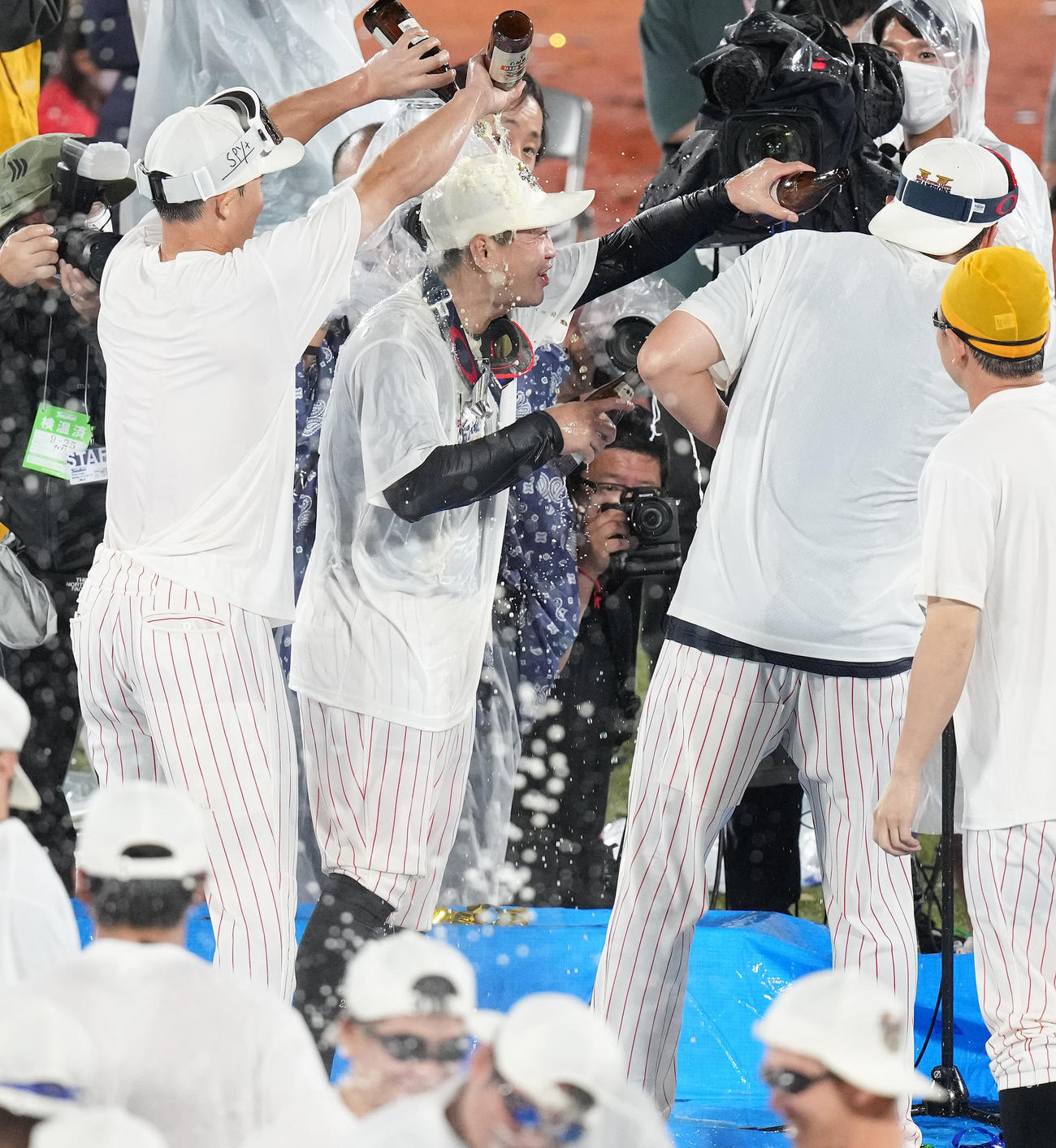 ビールをかけられるヤクルト青木（中央）（撮影・鈴木みどり）