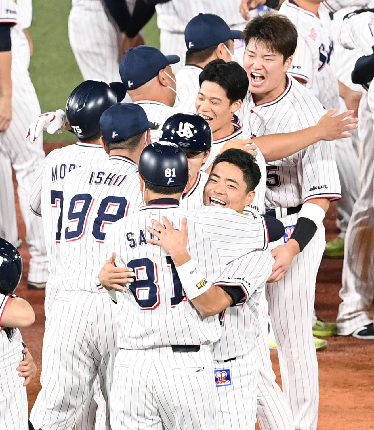 リーグ優勝を果たしチームメートとハグして喜ぶ中村（手前右）らヤクルトの選手たち（撮影・山崎安昭）