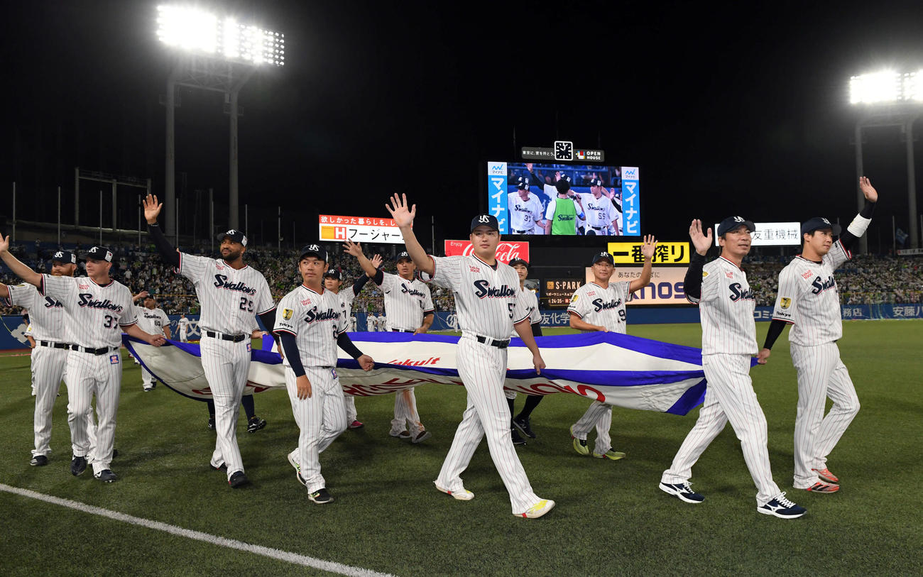 リーグ優勝2連覇を飾り笑顔を見せるヤクルトナイン（撮影・たえ見朱実）