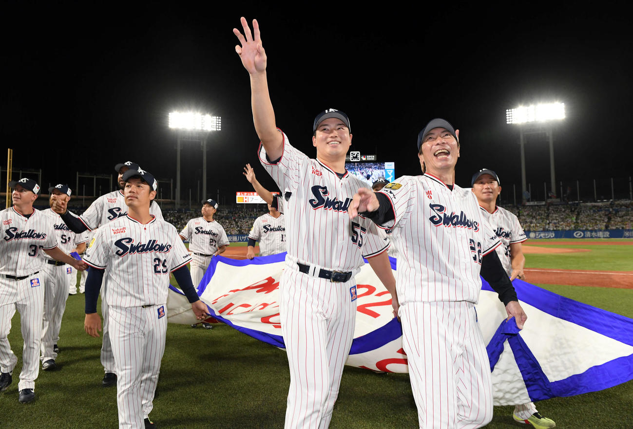 優勝を飾り場内1周をするヤクルト村上（左）と高津監督（撮影・たえ見朱実）