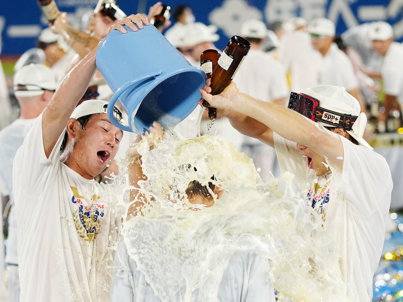 ヤクルト対DeNA　祝勝会でビールをかけるヤクルト川端（左）と塩見（右）（撮影・江口和貴）