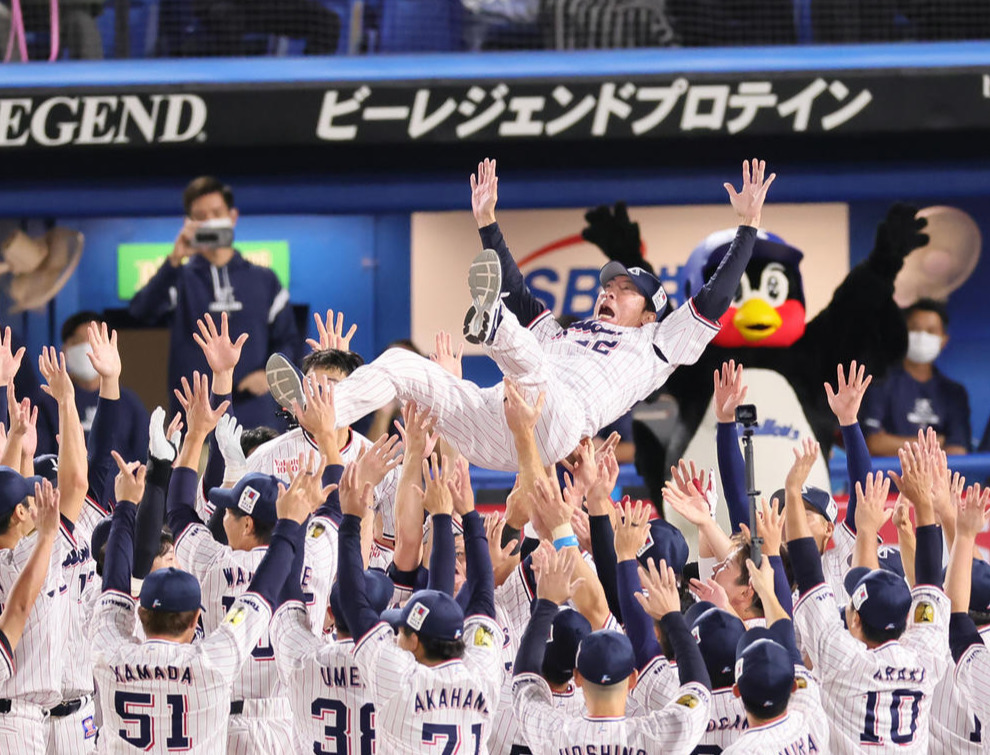 ヤクルト対DeNA　リーグ連覇を果たし胴上げされるヤクルト高津監督（撮影・足立雅史）