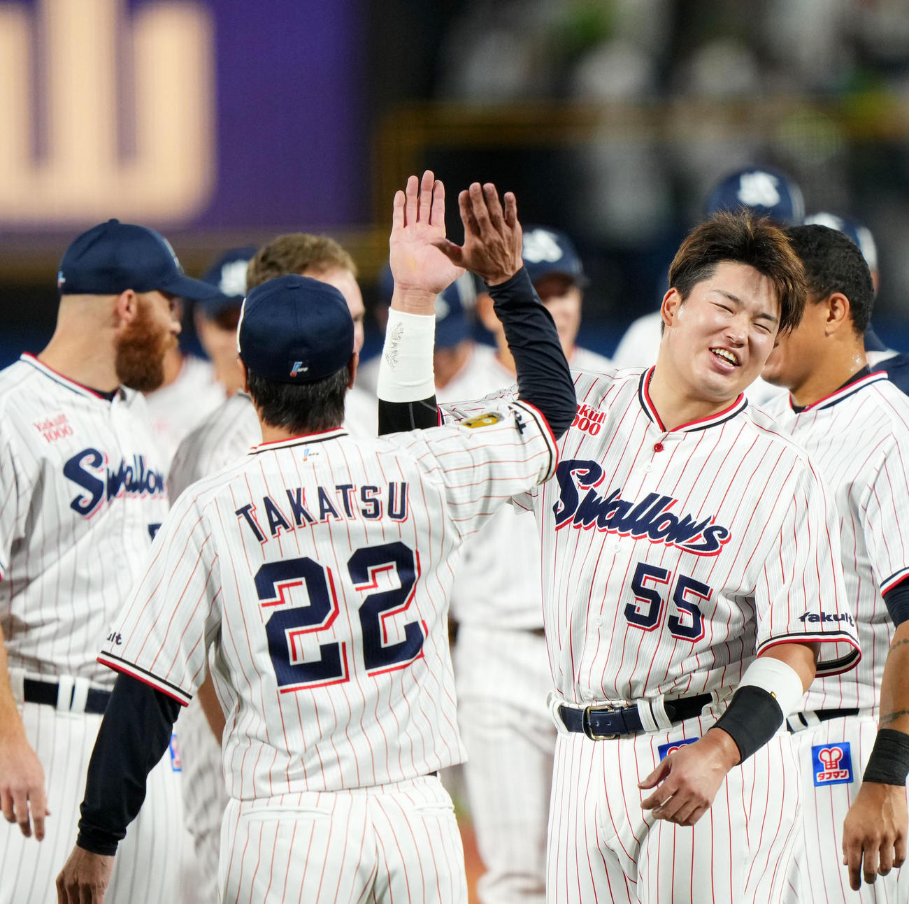 2年連続のリーグ優勝を果たしタッチを交わすヤクルト村上（右）と高津監督（撮影・横山健太）