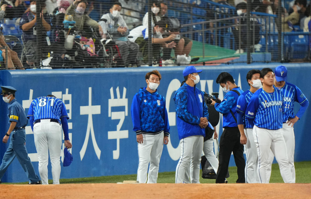 ヤクルト対DeNA　スタンドへ一礼し球場を後にするDeNA三浦監督（左）（撮影・横山健太）