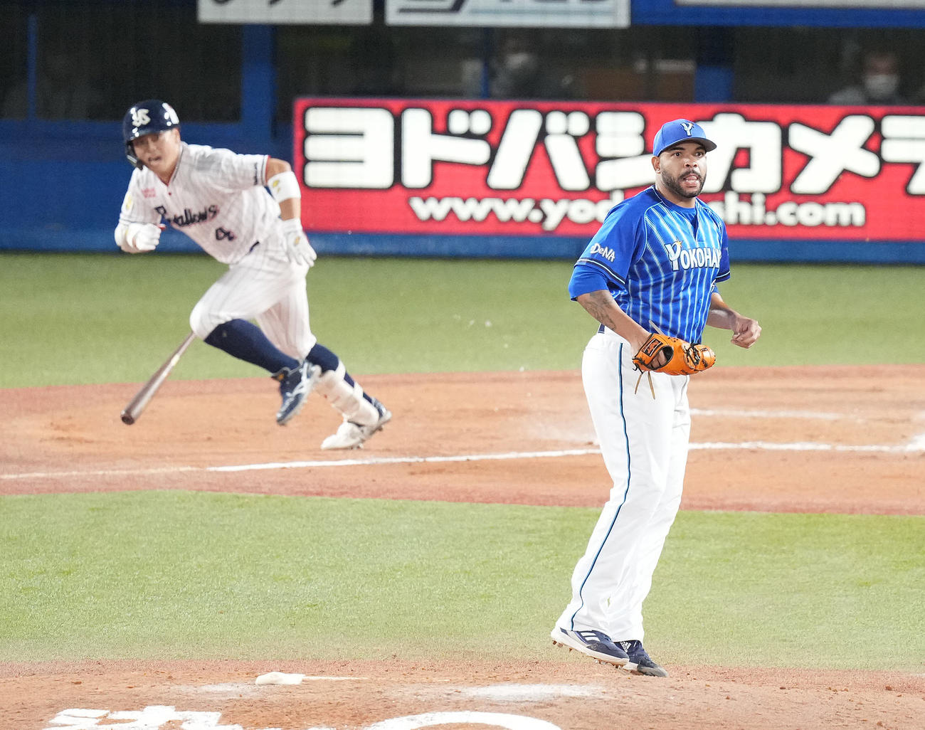 ヤクルト対DeNA 9回裏ヤクルト1死二塁、丸山にサヨナラ打を浴びるエスコバー（撮影・鈴木みどり）