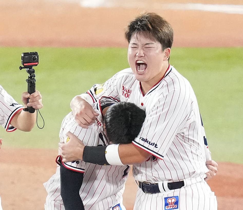 サヨナラ勝ちでセ・リーグ連覇を決め、涙する山田（左）に抱きつくヤクルト村上（撮影・鈴木みどり）