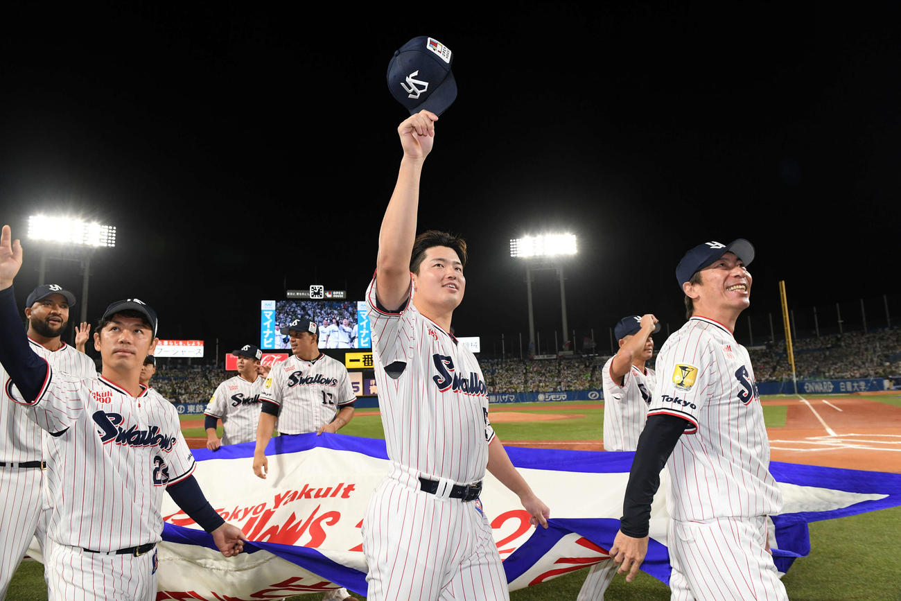 優勝を飾り帽子とって笑顔を見せるヤクルト村上（撮影・たえ見朱実）