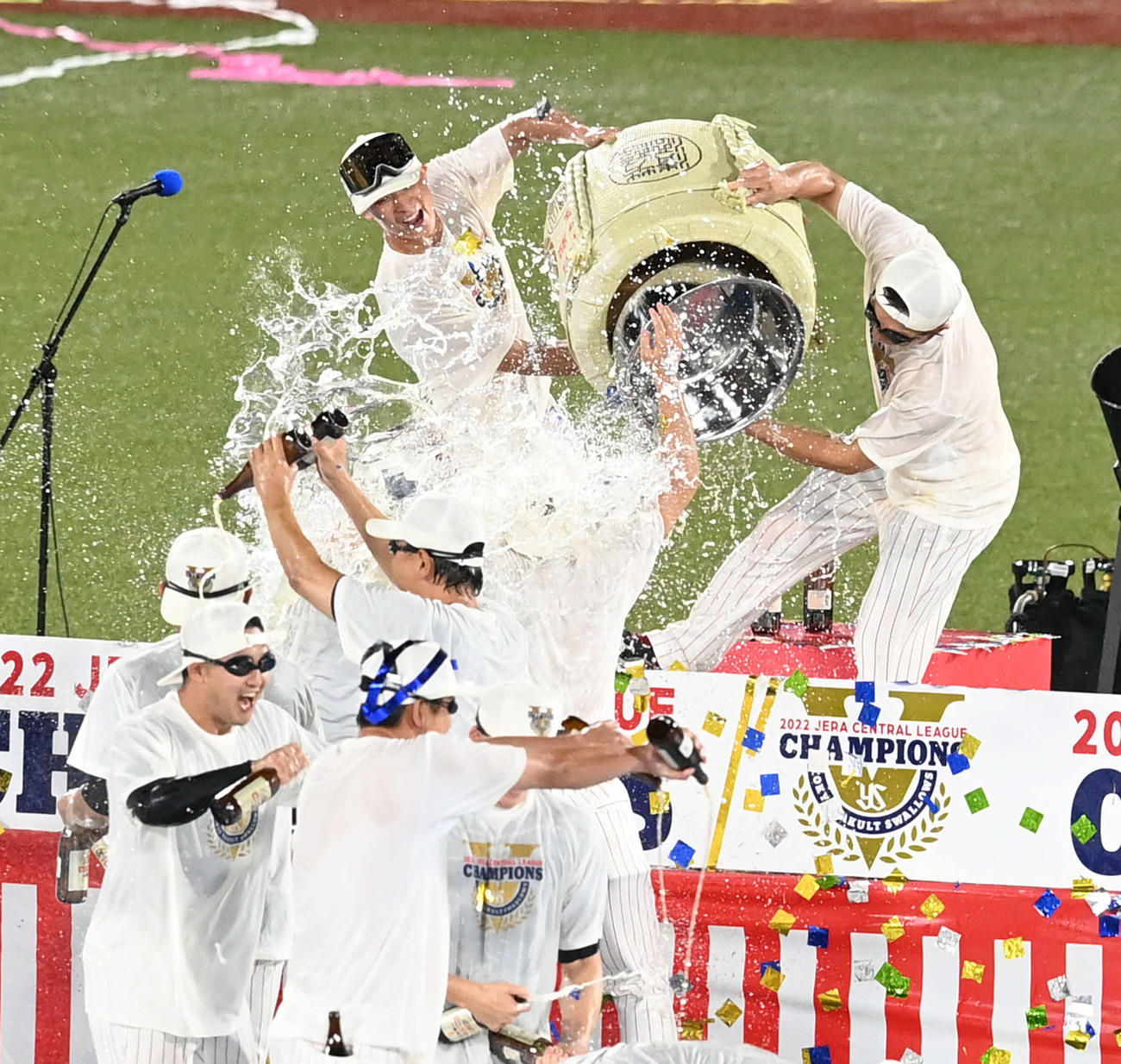 祝勝会でたる酒をかけて盛り上がるヤクルトの選手たち（撮影・山崎安昭）