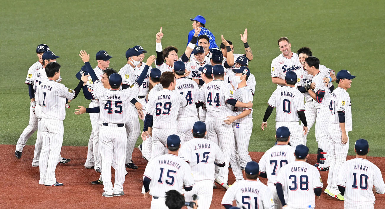 ヤクルト対DeNA　丸山和のサヨナラ適時打でリーグ優勝を果たした村上（中央）らヤクルトの選手たちは歓喜する（撮影・山崎安昭）