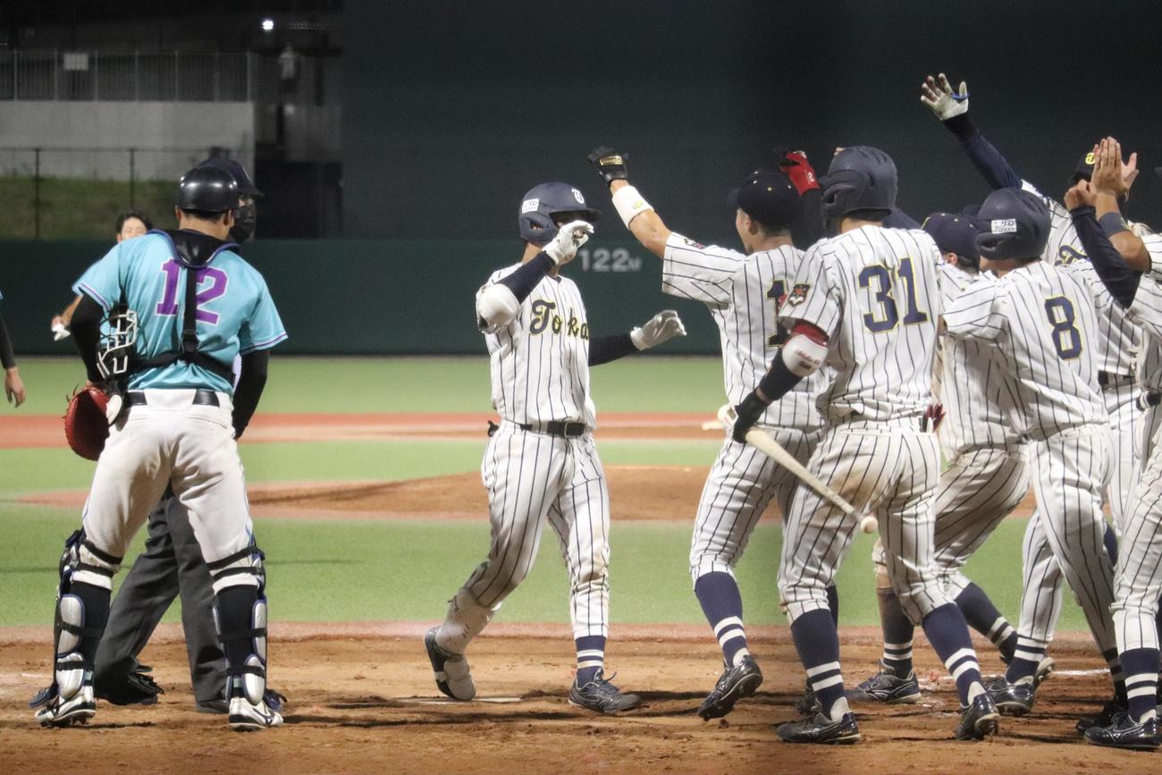 延長12回、タイブレーク、無死一、二塁から逆転のサヨナラ3ラン本塁打を放ち、ホームインする東海大・柳（撮影・保坂淑子）