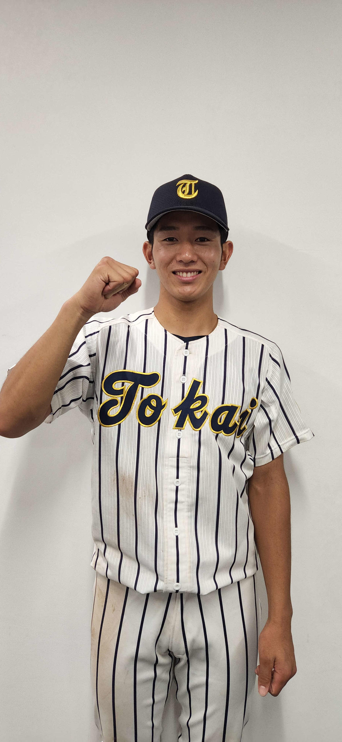 リーグ戦、初出場初スタメンで3安打の活躍でガッツポーズを見せる大松（撮影・保坂淑子）