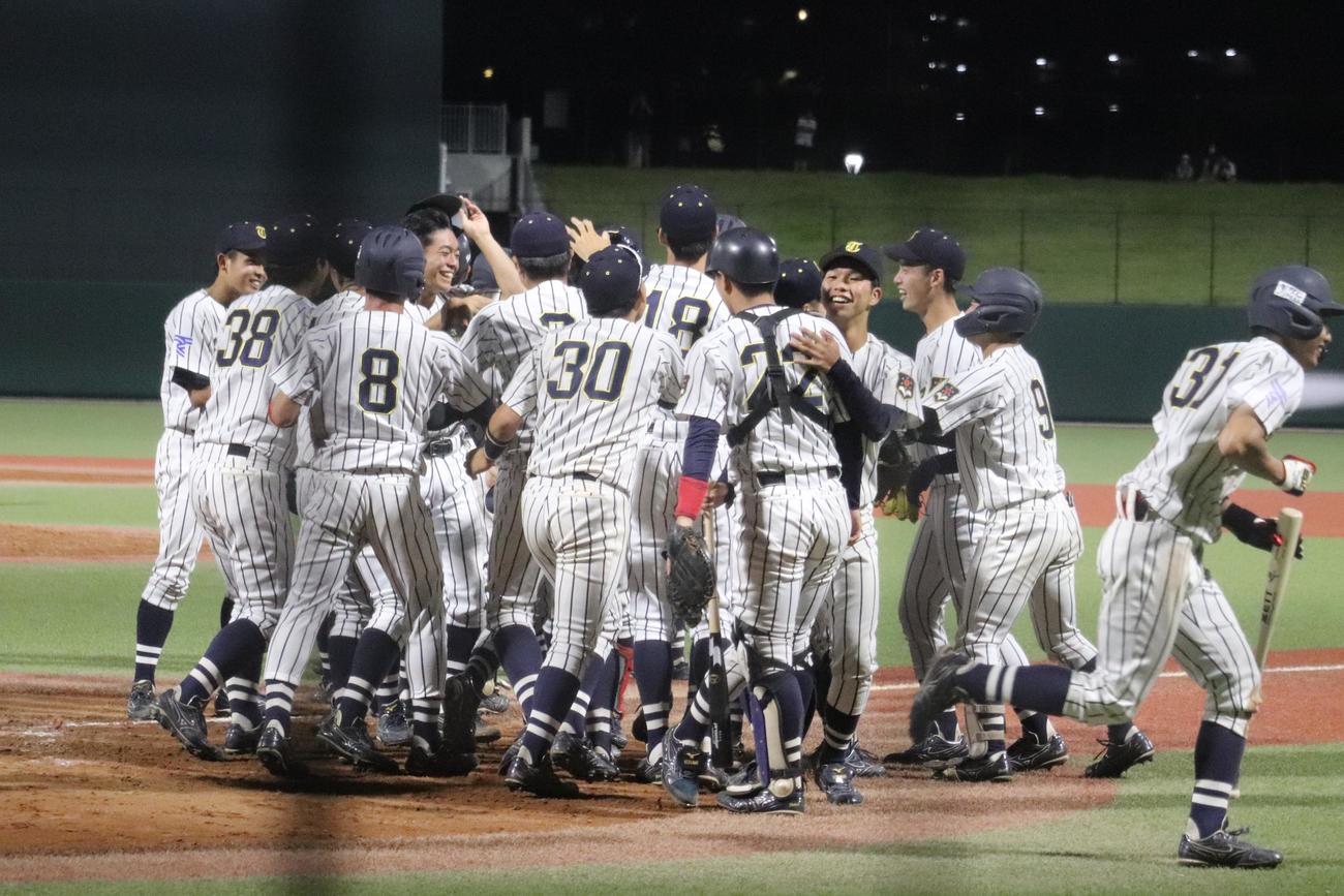 延長12回、タイブレーク、無死一、二塁から逆転のサヨナラ3ラン本塁打を放ち、チームメートの喜びの輪に加わる東海大・柳（撮影・保坂淑子）
