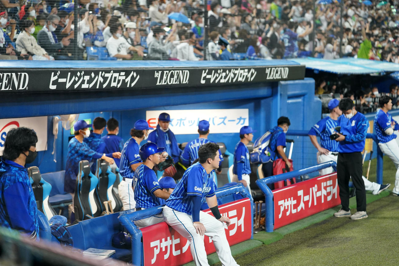 ヤクルト対DeNA　ヤクルトに敗れ肩を落とすDeNAナイン（撮影・横山健太）