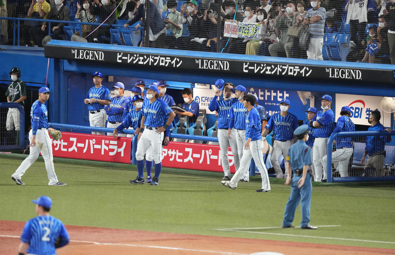 ヤクルト対DeNA　サヨナラ負けでヤクルトにセ・リーグ連覇を許し、ぼうぜんとするDeNAベンチ（撮影・鈴木みどり）