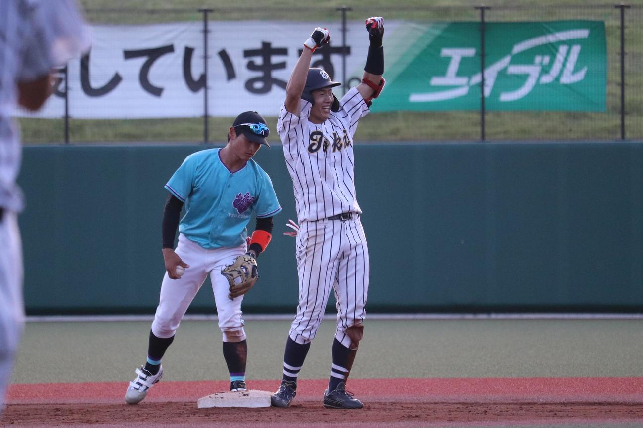 7回裏、1死から左越え二塁打を放ち二塁上でガッツポーズを見せる東海大・大松（撮影・保坂淑子）