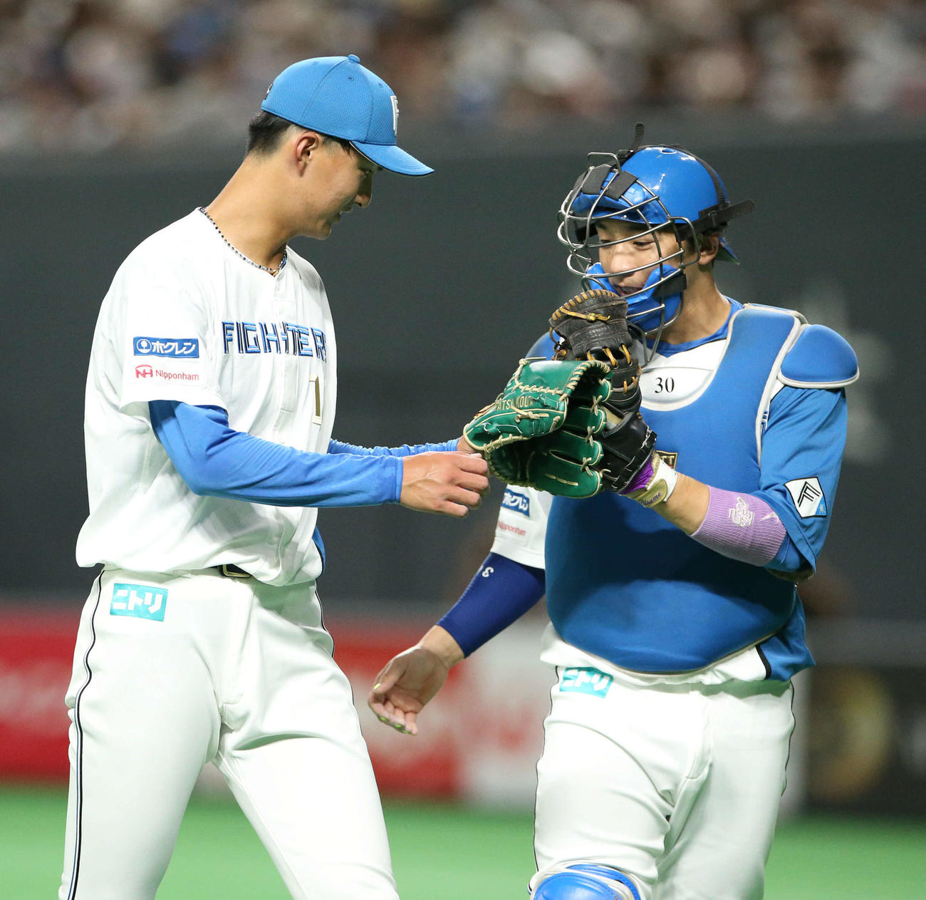 日本ハム対楽天　1回表を抑えタッチを交わす達（左）と宇佐見（撮影・佐藤翔太）
