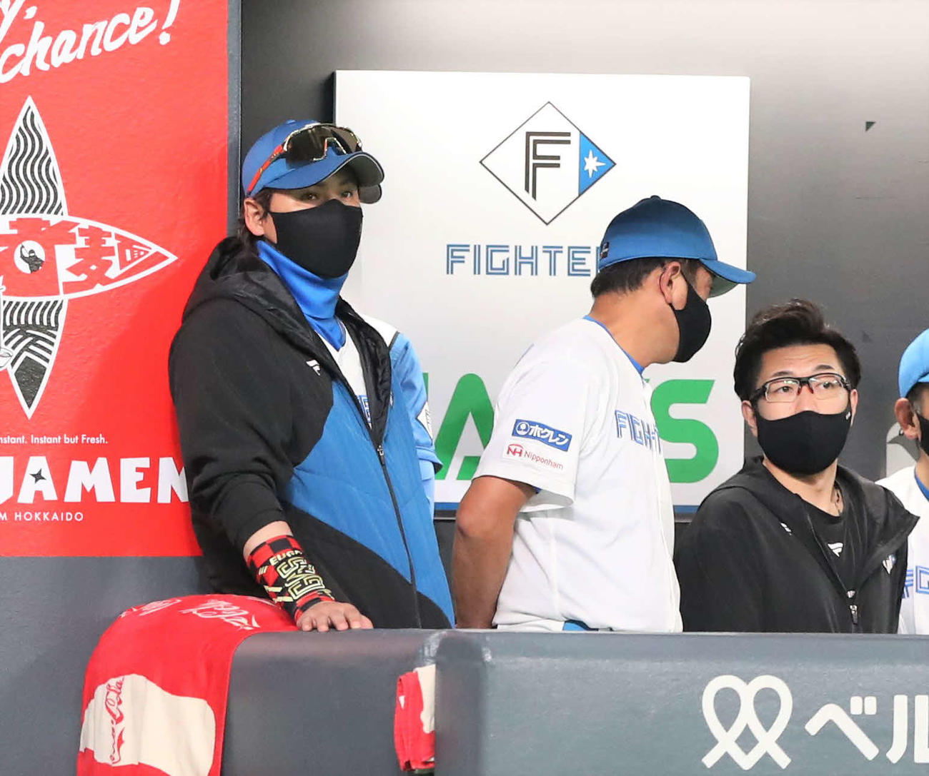 日本ハム対楽天　ベンチで試合を見つめる新庄監督（撮影・黒川智章）