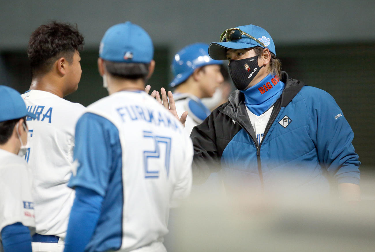 日本ハム対楽天　2失点した松浦（左）に声をかける新庄監督（撮影・佐藤翔太）