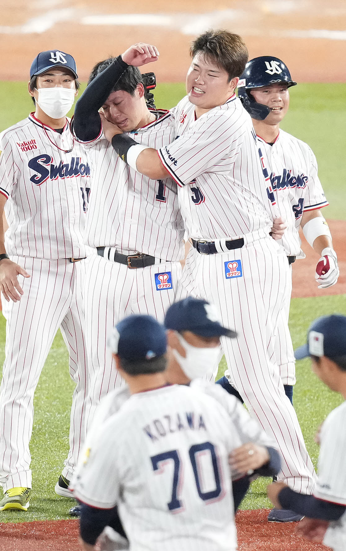 ヤクルト対DeNA　サヨナラ勝ちでセ・リーグ連覇を決め、涙する山田（中央左）に抱きつくヤクルト村上（同右）（撮影・鈴木みどり）