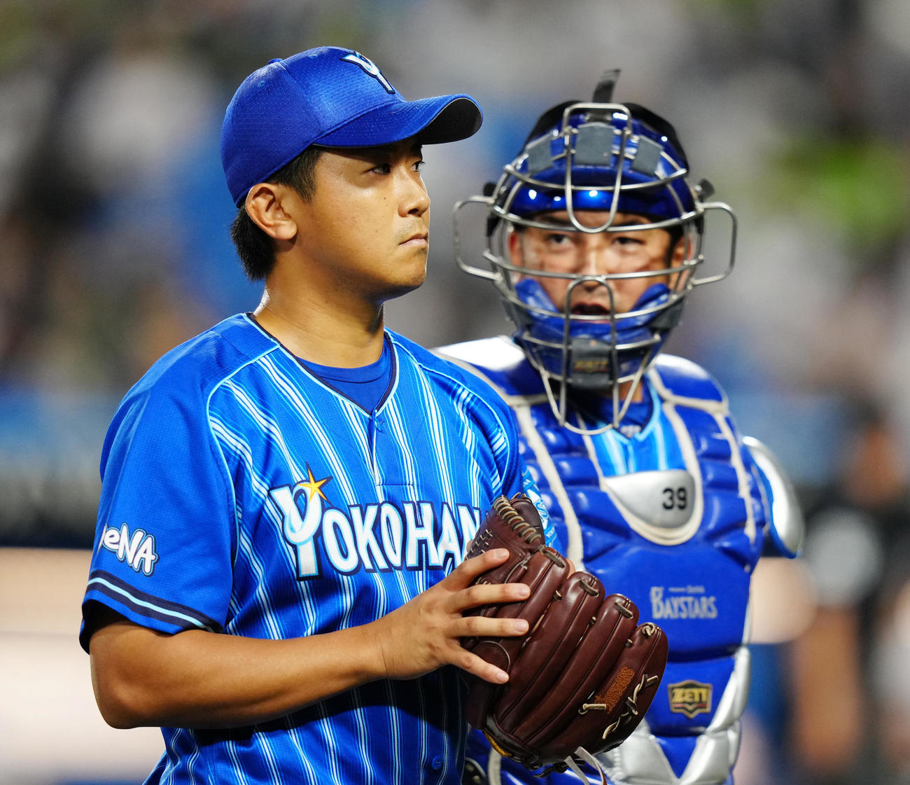ヤクルト対DeNA 1回裏終了後、ベンチに引き揚げるDeNA先発の今永。右は捕手嶺井（撮影・江口和貴）