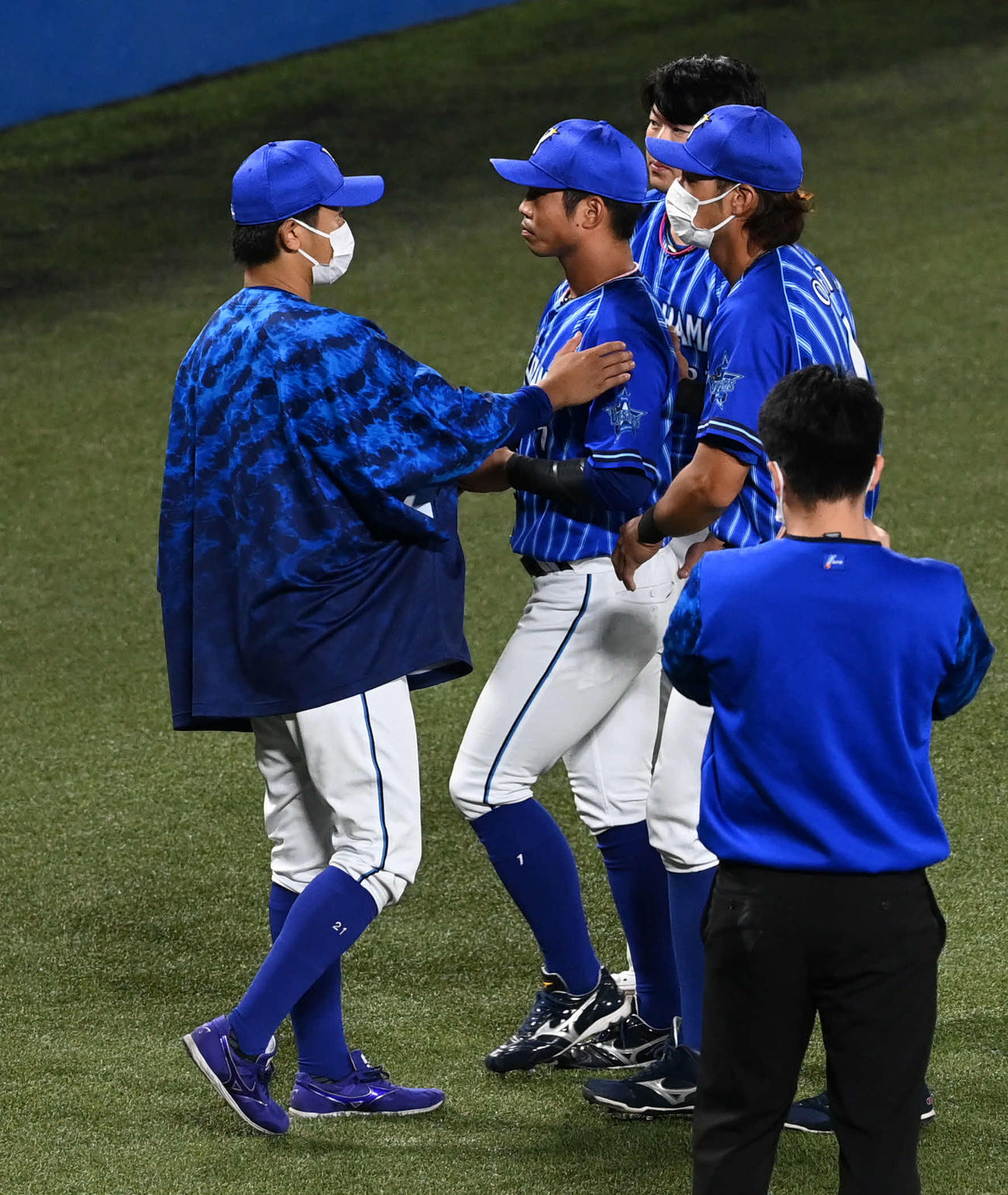 ヤクルト対DeNA DeNA今永（左）はサヨナラ負けに落ち込む桑原（左から2人目）らチームメートに声をかける（撮影・山崎安昭）