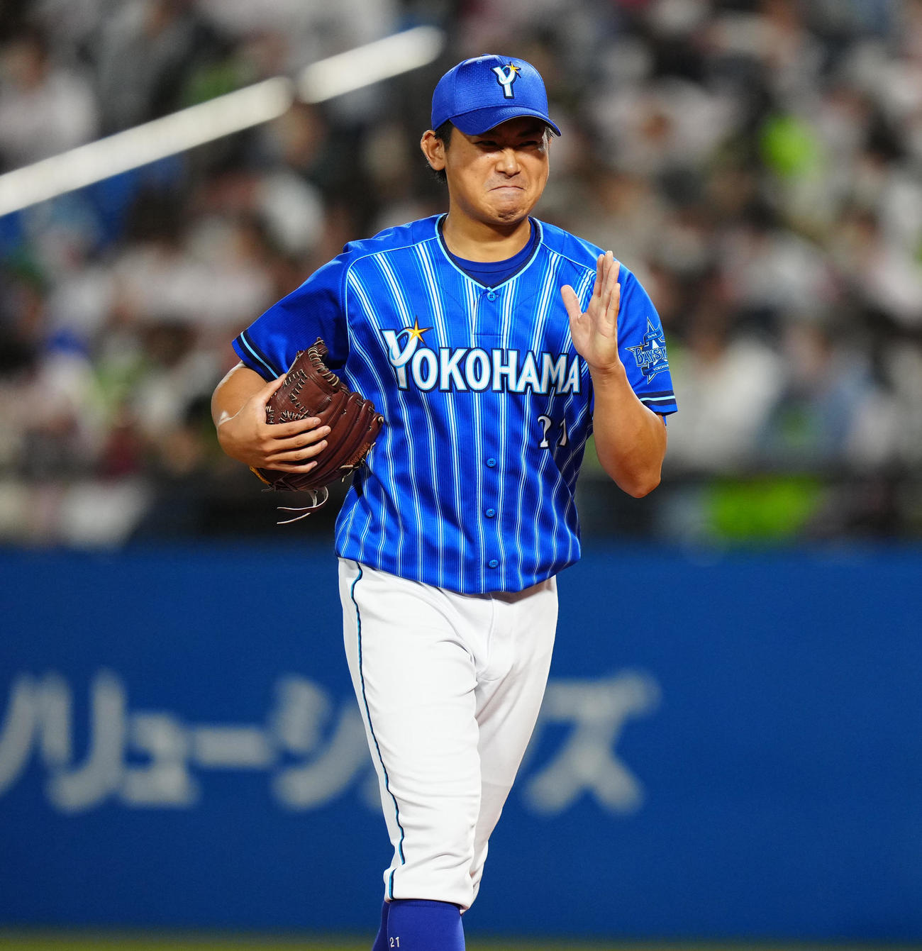 ヤクルト対DeNA 7回裏終了後、謝りながらベンチに引き揚げるDeNA先発の今永（撮影・江口和貴）