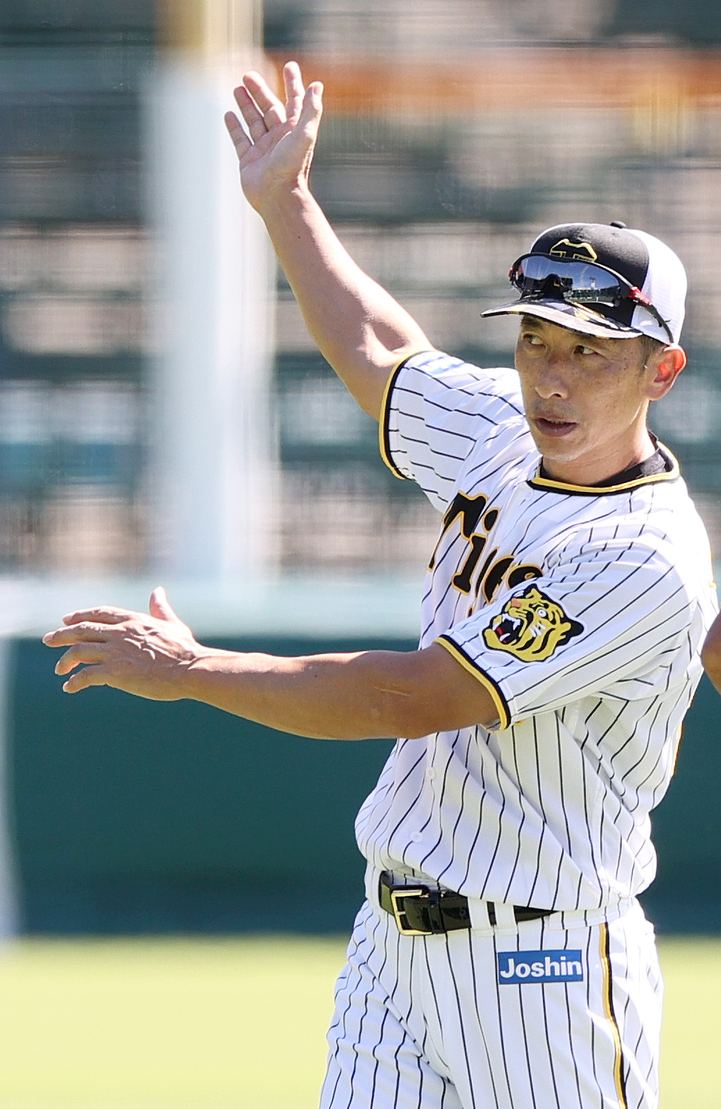 体を動かす阪神矢野監督（撮影・上山淳一）