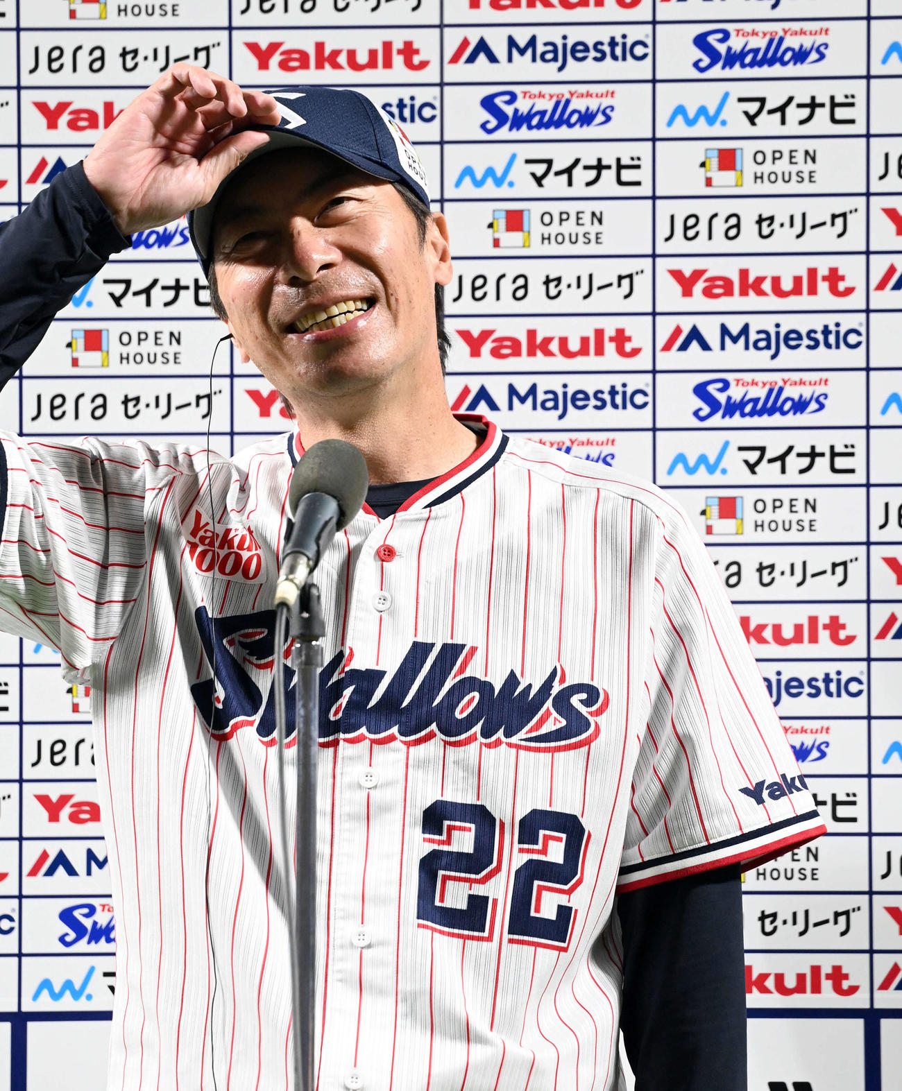 リーグ連覇を飾りホッとした表情を見せるヤクルト高津監督（撮影・たえ見朱実）