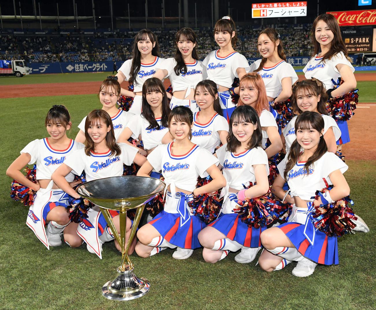 優勝を飾り喜ぶヤクルト公式ダンスチーム「Passion」（撮影・たえ見朱実）