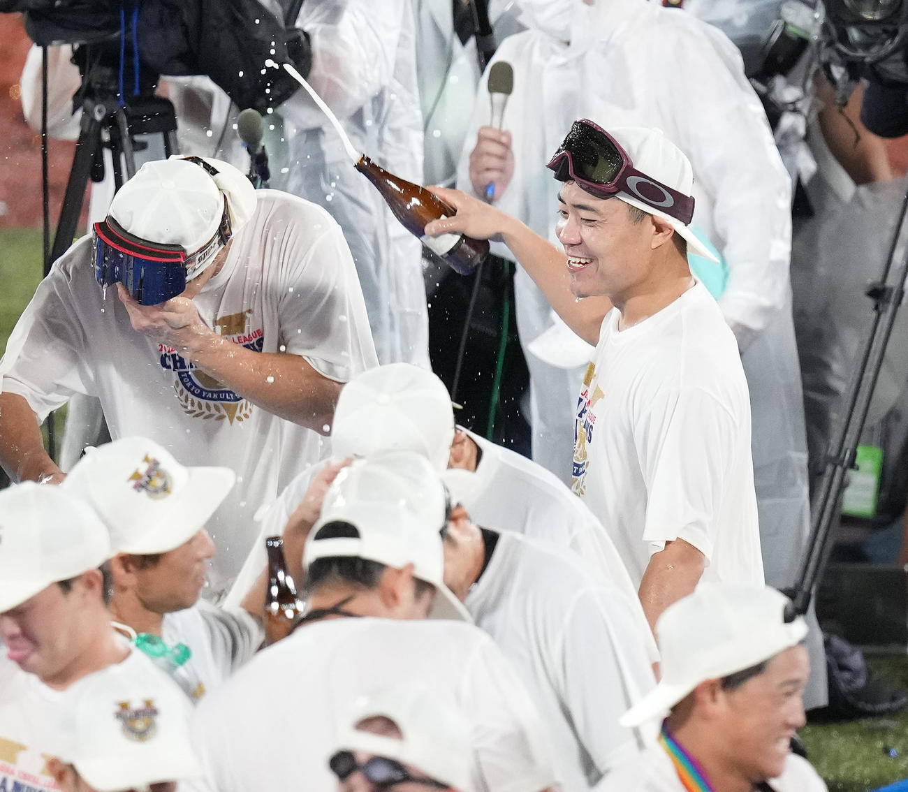 ビールをかけるヤクルト中村（右）（撮影・鈴木みどり）
