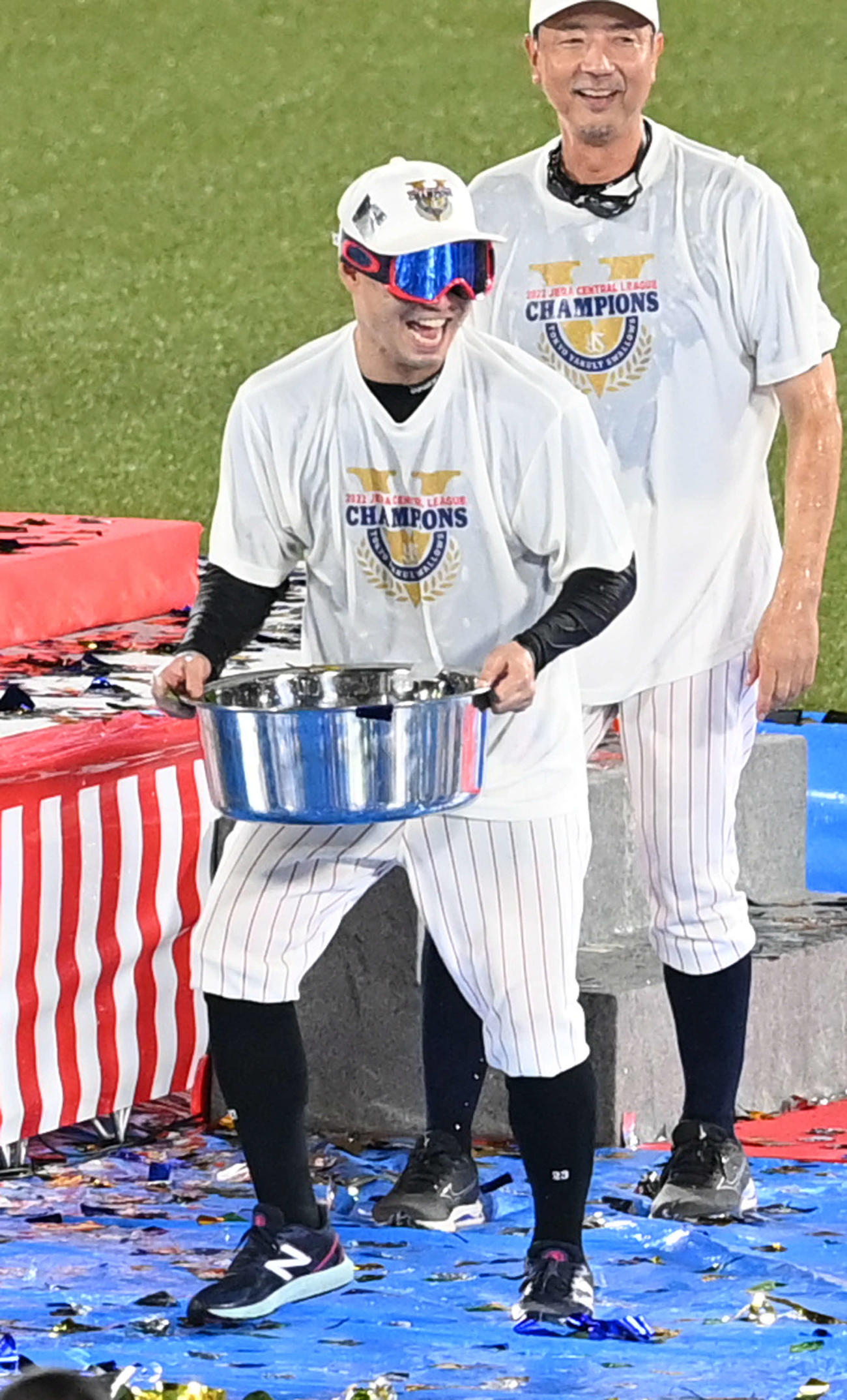 祝勝会でヤクルト青木はたらい酒を手に笑顔（撮影・山崎安昭）