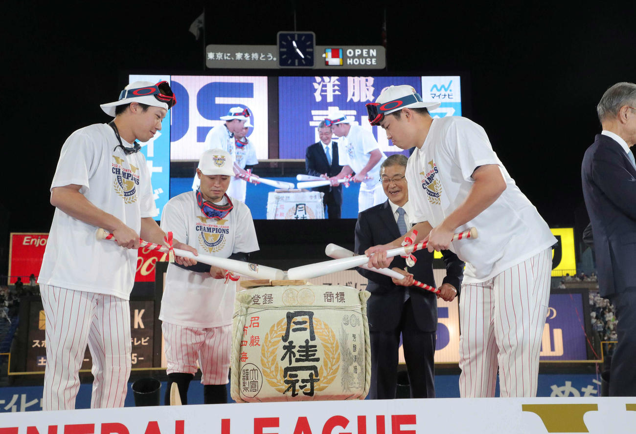 鏡割りをするヤクルトの、左から山田、青木、成田裕・本社社長、村上（代表撮影）（代表撮影）