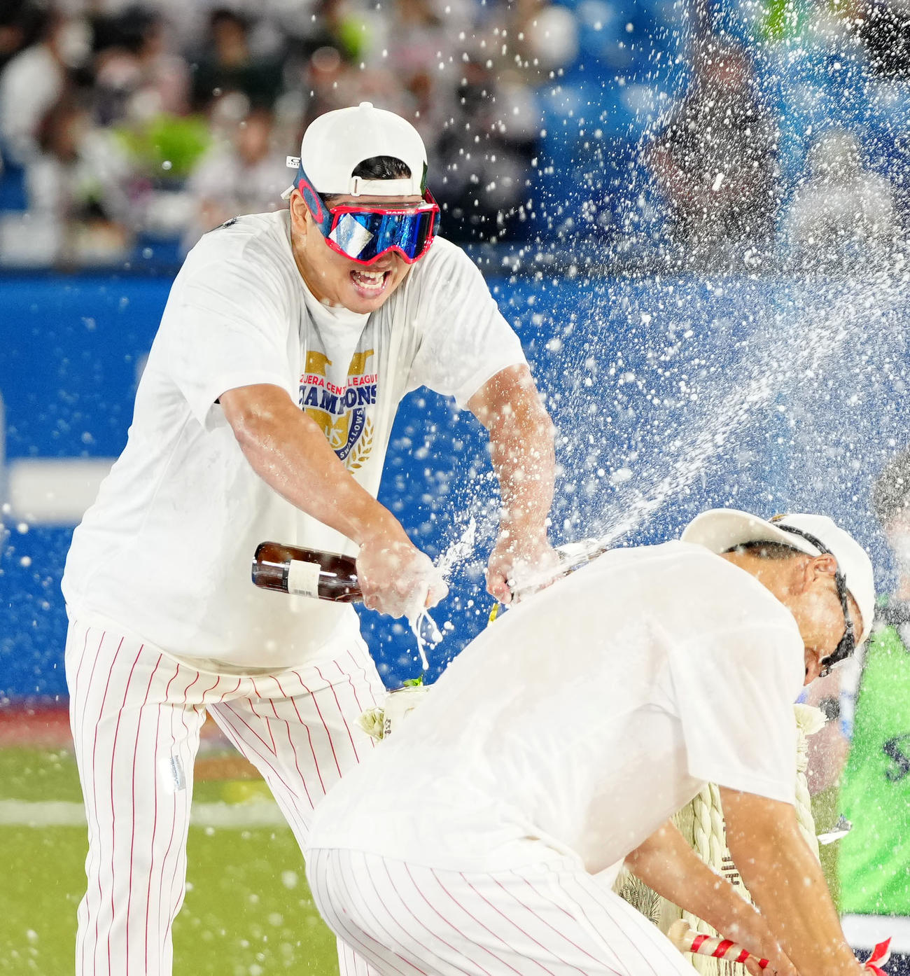 ヤクルト対DeNA　祝勝会でビールを発射するヤクルト村上（左）（撮影・江口和貴）