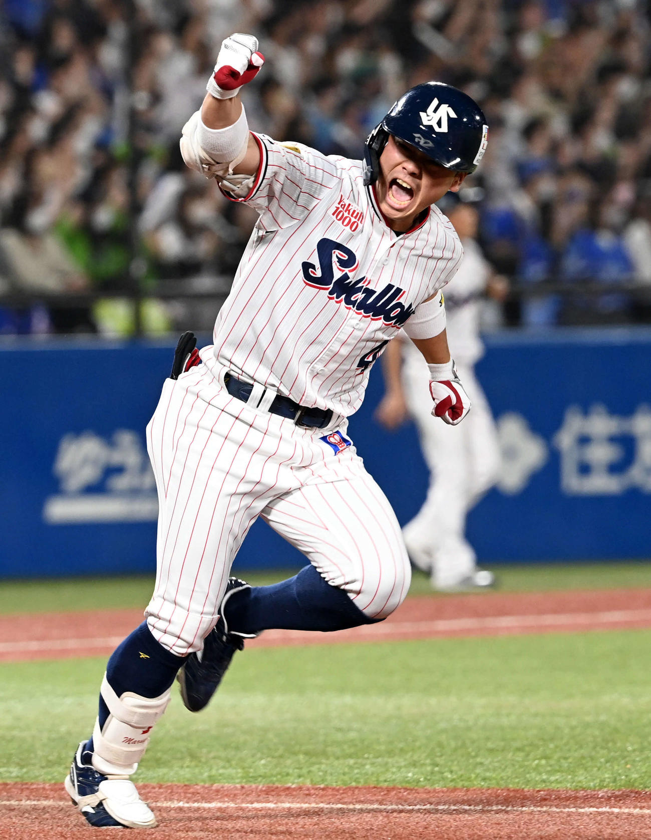 9回裏ヤクルト1死二塁、中前にサヨナラ打を放った丸山はガッツポーズ（撮影・たえ見朱実）