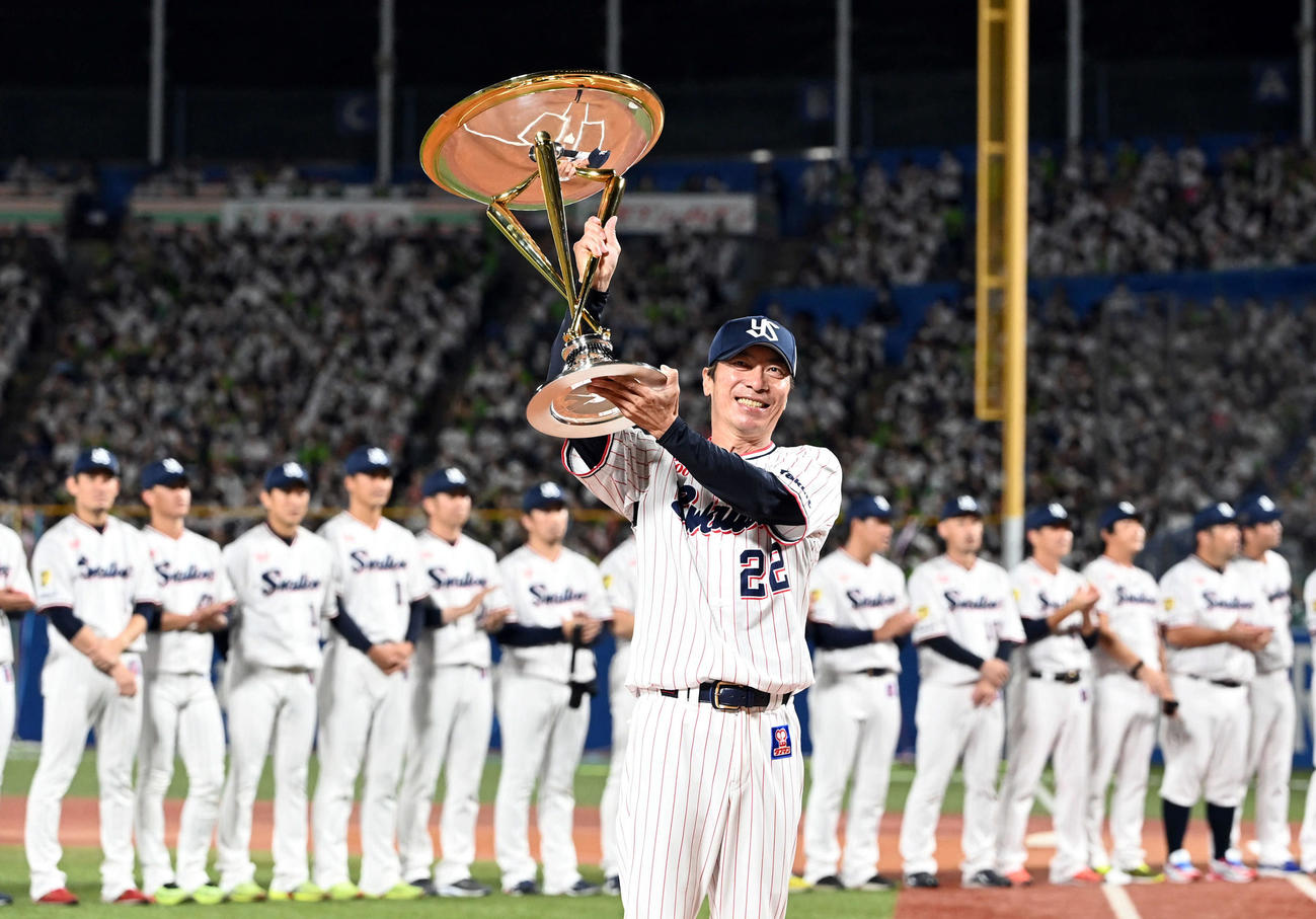 リーグ2連覇を飾りカップを掲げるヤクルト高津監督（撮影・たえ見朱実）