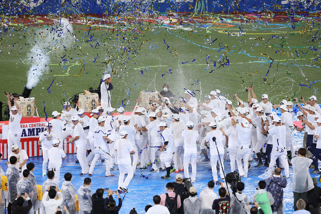 セ・リーグ連覇を果たし、ビールかけで祝福するヤクルトの選手たち（撮影・河田真司）