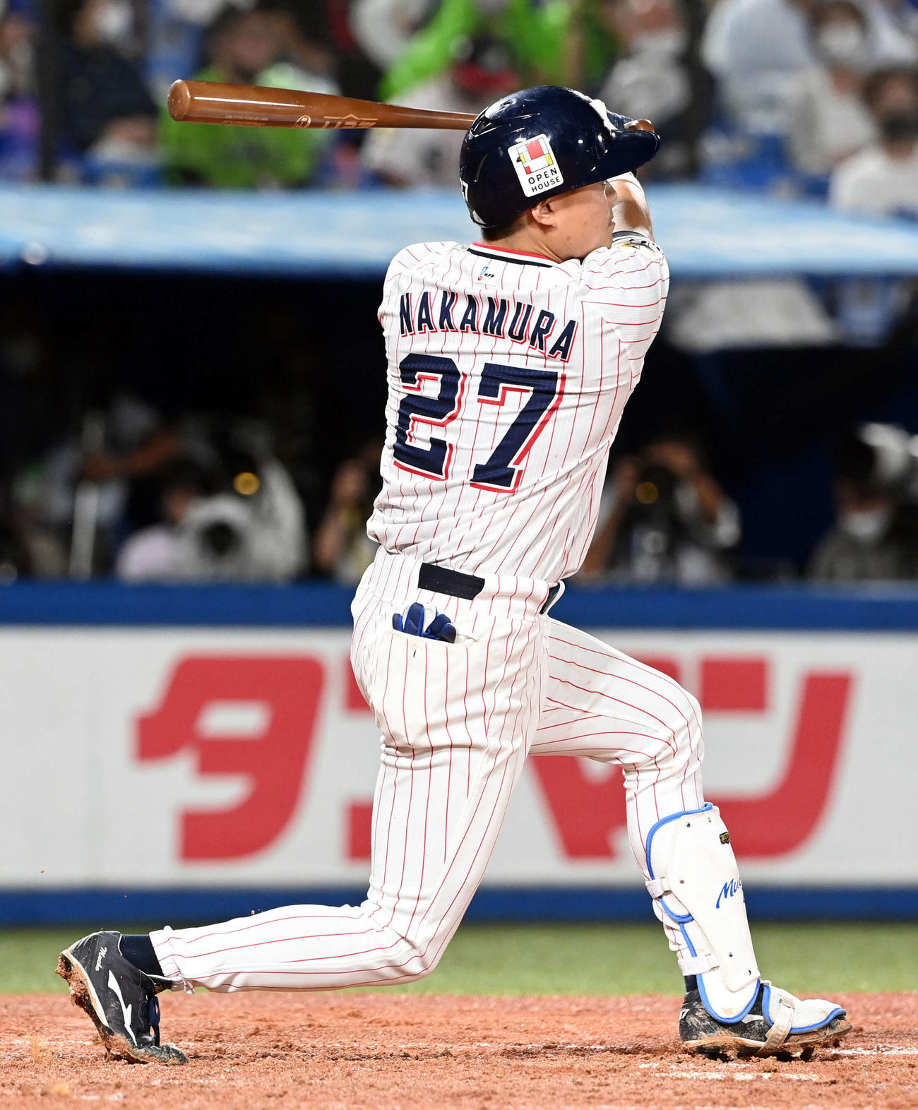 ヤクルト対DeNA 7回裏ヤクルト1死一塁、左越えに2点本塁打を放つ中村悠平（2022年9月24日撮影）