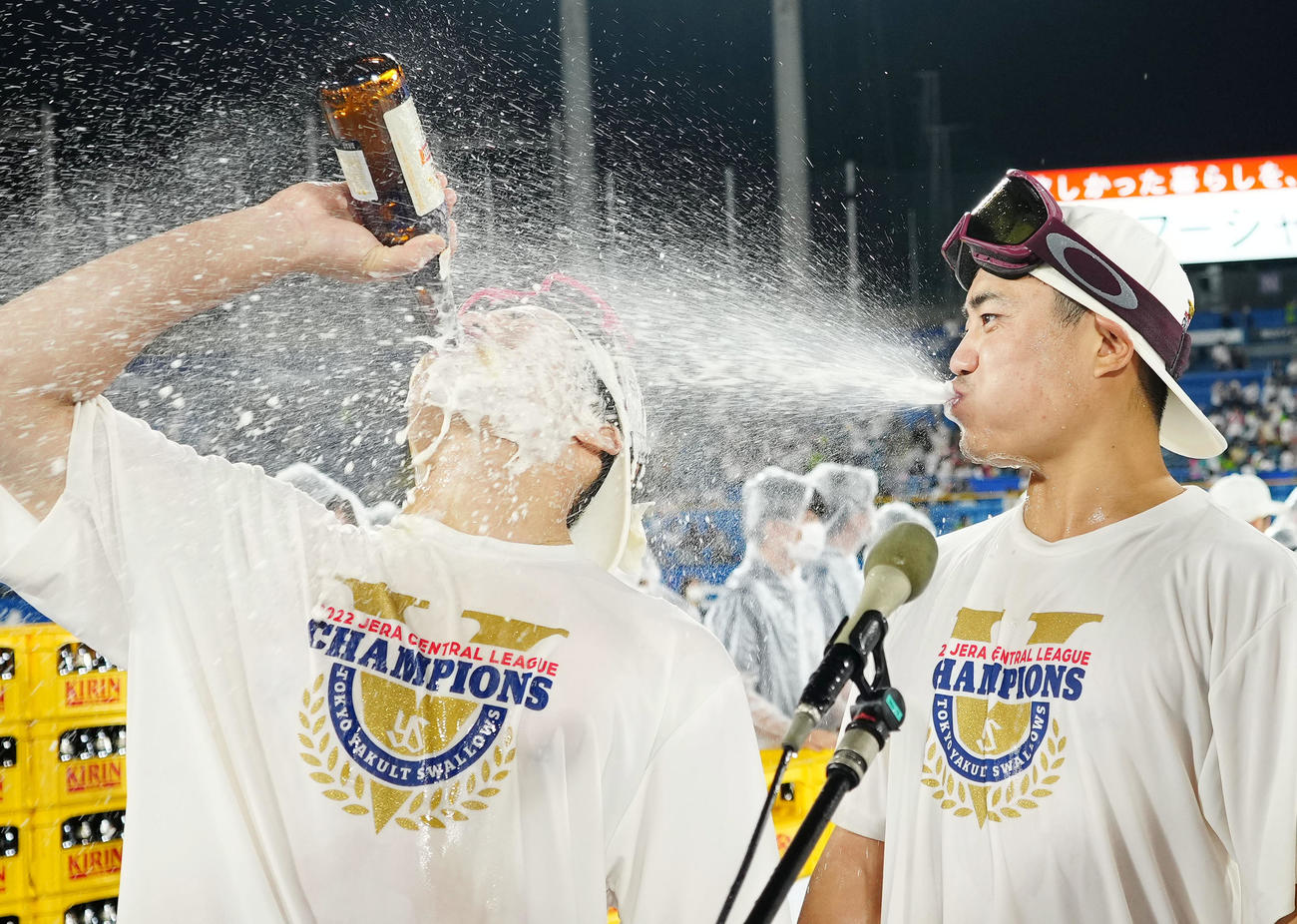 ヤクルト対DeNA　祝勝会でヤクルト塩見（左）にビールを噴射する中村（撮影・江口和貴）